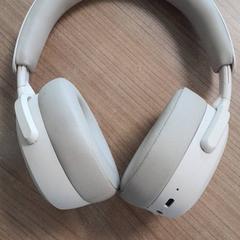 Headphones, as reported by Transdev Hoeksche Waard Goeree Overflakkee using iLost