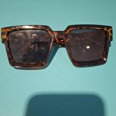 Óculos de sol, como reportado por De Tovertuin utilizando o iLost