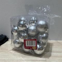 Julkulor i silver plast, como reportado por IKEA Kållered utilizando o iLost