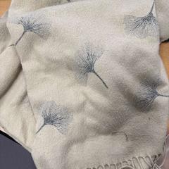 Sjal wit/beige sjaal met boom patroon, rapporterat av VITAZ campus Sint-Niklaas med iLost