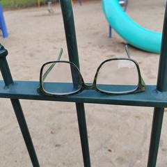 Groene zwarte bril, iLost에 보고됨