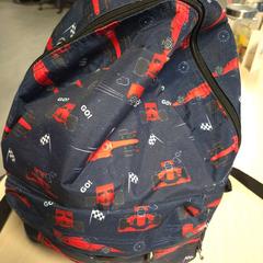 Hátizsák kinder blauw rood, amint azt Connexxion Zeeland az iLost segítségével jelentette.