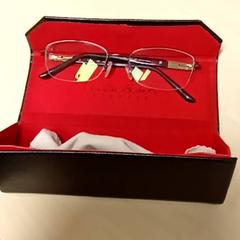 İLost kullanarak Mövenpick Hotel Amsterdam City Centre tarafından bildirildiği gibi Gözlük kabı glasses