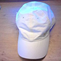Casquette wit, a été signalé par Bobbejaanland utilisant iLost
