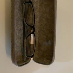 Etui à lunettes avec lunettes Black, a été signalé par MEININGER Hotel München City Center utilisant iLost