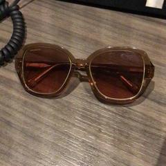 Slnečné okuliare, ako bolo nahlásené Van der Valk Hotel Zwolle pomocou iLost