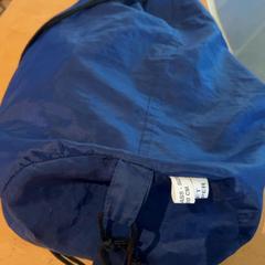 Rugtasje Blauw, amint azt Pathé Ede az iLost segítségével jelentette.