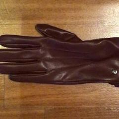 Guante Bordeaux rood leer, ha sido reportado por Van der Valk Hotel Emmeloord con iLost