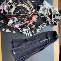 black sweater with print and black scarf, a été signalé par Conscious Hotel Westerpark utilisant iLost