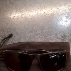 Zonnebril in etui, gisa salatu by Rotterdam The Hague Airport iLost erabiliz