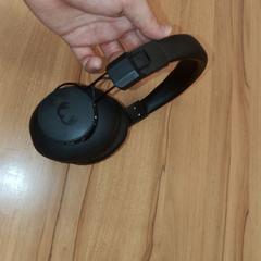 Zwarte koptelefoon Fresh 'n Rebel, iLost'a bildirildiği gibi