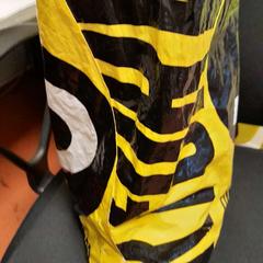 Borsa plastique jaune et noir, come riportato da TCL utilizzando iLost