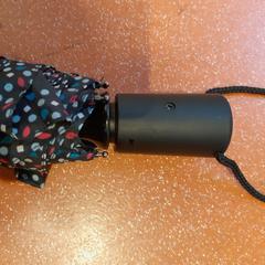 مظلة قابلة للطي noir à pois، كما تم الإبلاغ عنه بواسطة TCL عبر iLost