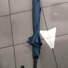 Ombrello Blauw, come riportato da Centraal magazijn utilizzando iLost