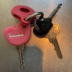 Roze vespa sleutel fietssleutel en huissleutel, ha sido reportado a iLost