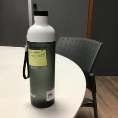 Šálek na pití Grijs wit, jak nahlášeno HvA Corry Tendeloohuis pomocí iLost
