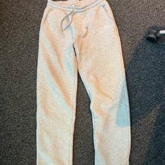 Joggare joggings grijs, rapporterat av Haven Hotel Rotterdam med iLost