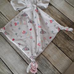 Olifant knuffeldoekje met speen, come riportato a iLost