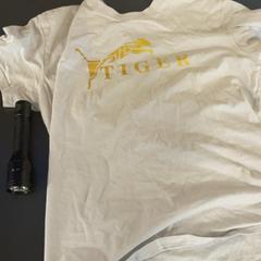 Tshirt & Lampe de poche, a été signalé par MEININGER Hotel Dresden Zentrum utilisant iLost