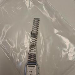 Horloge zilver analoog, zoals gemeld door Crammerock 2025 met iLost