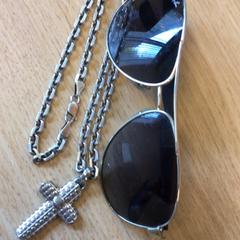 Solbriller & Halskjede, som rapportert av Canisius-Wilhelmina Ziekenhuis ved bruk av iLost