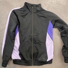 Armilla nens Zwart, paars, lila mt 146/152, segons ha informat Avonturenpark Hellendoorn mitjançant iLost