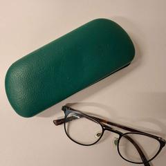 Etui à lunettes avec lunettes Groene koker, a été signalé par Universiteitsbibliotheek Universiteitskwartier utilisant iLost