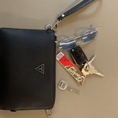 Zwarte Guess Etui met auto sleutels, segons s'ha informat a iLost
