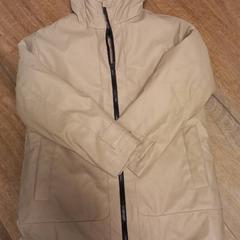 Beige jas, como reportado por Pouw Vervoer utilizando o iLost