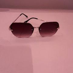 Sunglasses Tommy Hilfiger, as reported by Van der Valk Hotel Schiphol using iLost