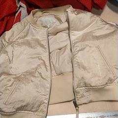 Jas van de zara kleur beige, segundo informou IKEA Zwolle usando iLost