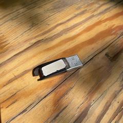 SanDisk USB Flash Drive, zoals gemeld door Best Kept Secret 2025 met iLost