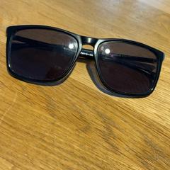 Eguzkitako betaurrekoak sunglas, gisa salatu by Designer Outlet Roermond iLost erabiliz