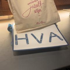 Taschen Beige met roze/paars en wit met blauw, gemeldet von Van der Valk Hotel Houten über iLost