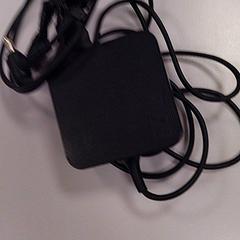 Nabíjačka prenosného počítača Zwart, ako bolo nahlásené Vrije Universiteit Amsterdam pomocou iLost