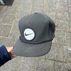 Stylo Nike, a été signalé par Into The Great Wide Open utilisant iLost