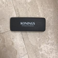 Portaocchiali con occhiali hoes, come riportato da Hotel van der Valk Maastricht utilizzando iLost