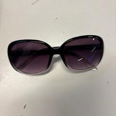 Gafas de sol, ha sido reportado por Avonturenpark Hellendoorn con iLost