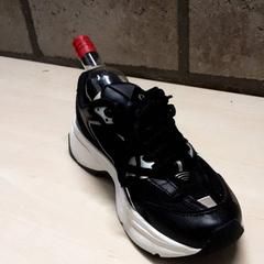 حذاء رياضي، كما تم الإبلاغ عنه بواسطة Arriva Oost-Brabant عبر iLost