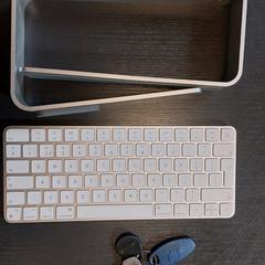 Sleutel, toetsenboord en laptopverhoger, as reported to iLost