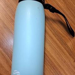 Garrafa para beber, como reportado por Qbuzz DMG utilizando o iLost