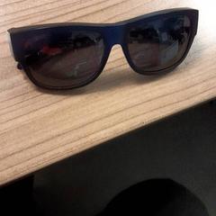 Ulleres de sol, segons ha informat Transdev Hoeksche Waard Goeree Overflakkee mitjançant iLost