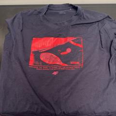 Košile Dark blue & red, jak nahlášeno ibis Styles Rotterdam Ahoy pomocí iLost