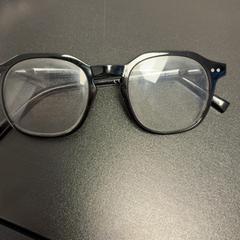 Gafas de sol, ha sido reportado por ibis Styles Rotterdam Ahoy con iLost