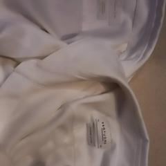 Camisas, como reportado por Leonardo Royal Hotel Amsterdam utilizando o iLost