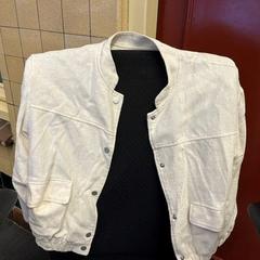 Chaquetas linnen jasje, ha sido reportado por Libéma Beurzen en Evenementen con iLost