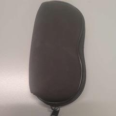 Des lunettes de soleil met etui, a été signalé par Padualaan 99 utilisant iLost