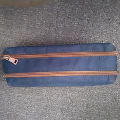 Schoolgerief - Pennenzak blauw met bruin, a été signalé par Centraal magazijn utilisant iLost