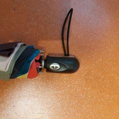 Hopfällbart paraply plusieurs couleurs, rapporterat av TCL med iLost