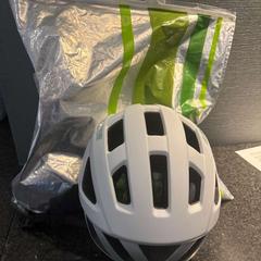 Casque de vélo wit, a été signalé par Van der Valk Hotel Wolvega Heerenveen utilisant iLost